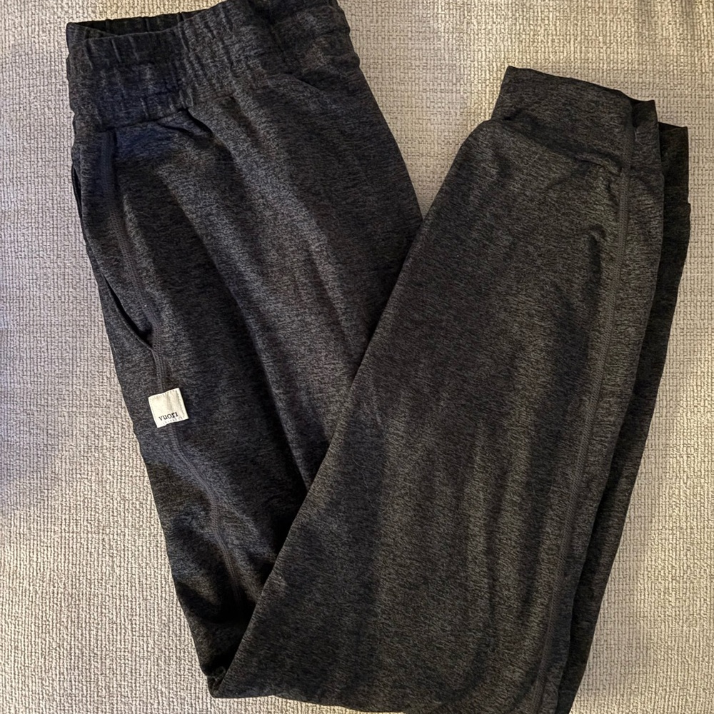 Vuori small charcoal joggers